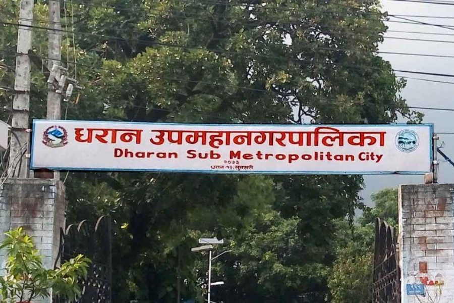 धरान उपमहानगरले अवैध घर भत्काउन डोजर चलायो, सुरक्षाकर्मी र स्थानीयबीच झडप