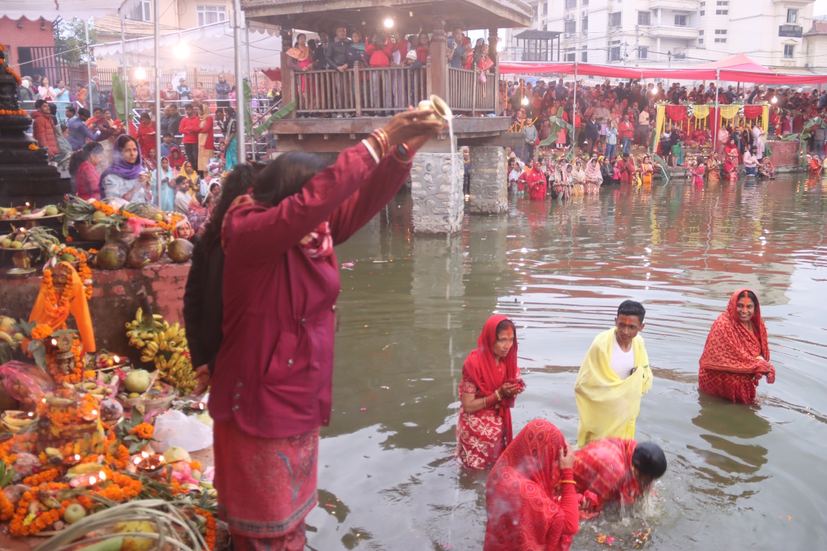 उदाउँदो सूर्यलाई अर्घ्य दिएर समापन गरियो छठ