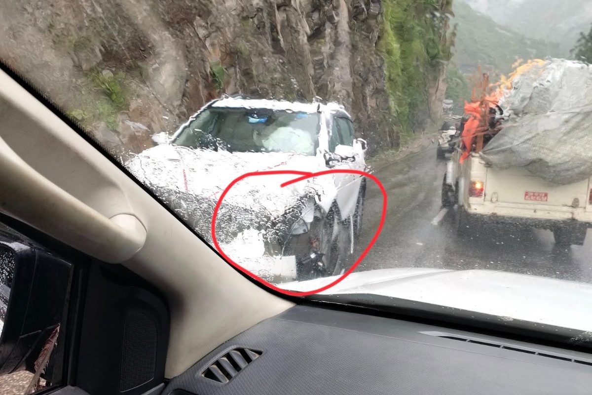 नारायणगढ-मुग्लिन सडकमा ढुंगा खस्दा ३ भारतीय नागरिक घाइते