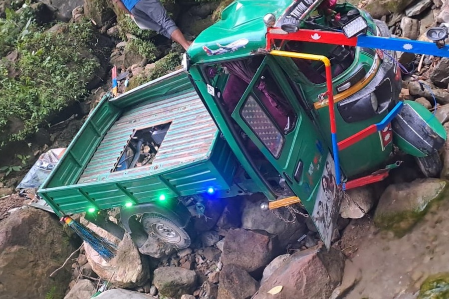 अटो दुर्घटना हुँदा एकको मृत्यु, ११ घाइते