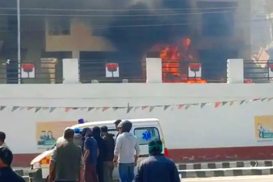 लद्दाखमा प्रदर्शनकारीले भाजपाको कार्यालयमा आगजनी गरे