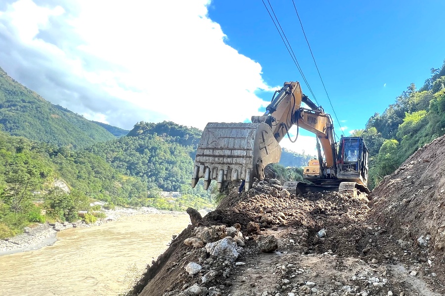 बाढीपहिरोले अझै ५ राजमार्ग अवरुद्ध