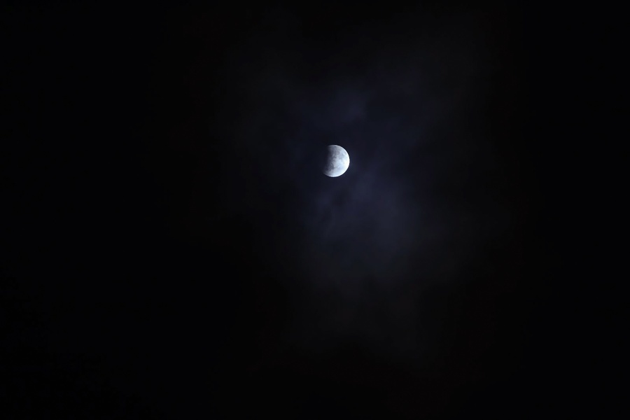 यस वर्षको पहिलो खग्रास चन्द्रग्रहण साढे तीन घण्टा देखियो