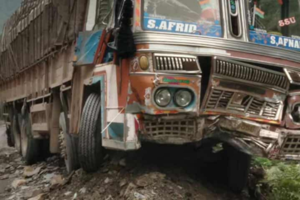 नारायणगढ–मुग्लिन सडकमा ट्रकमाथि ढुंगा खस्दा ३ जना घाइते