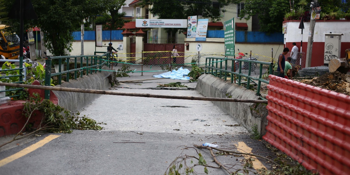 बुद्धनगर–बबरमहल जोड्ने धोबीखोलाको पुलमा बाढीले क्षति, आवागमन बन्द