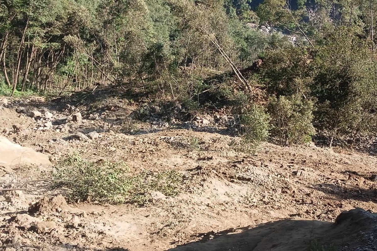 हिउँदमा पनि रोकिएन तिङ्लामा पहिरो, १०० भन्दा बढी घर जोखिममा