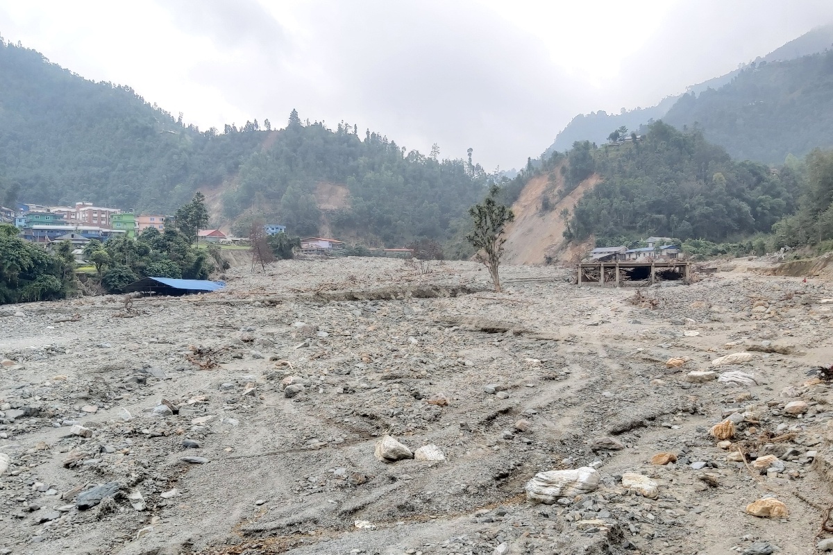 बाढीले बगर बनाएको गोटीखेल बजार, ६ अर्बका संरचना ध्वस्त