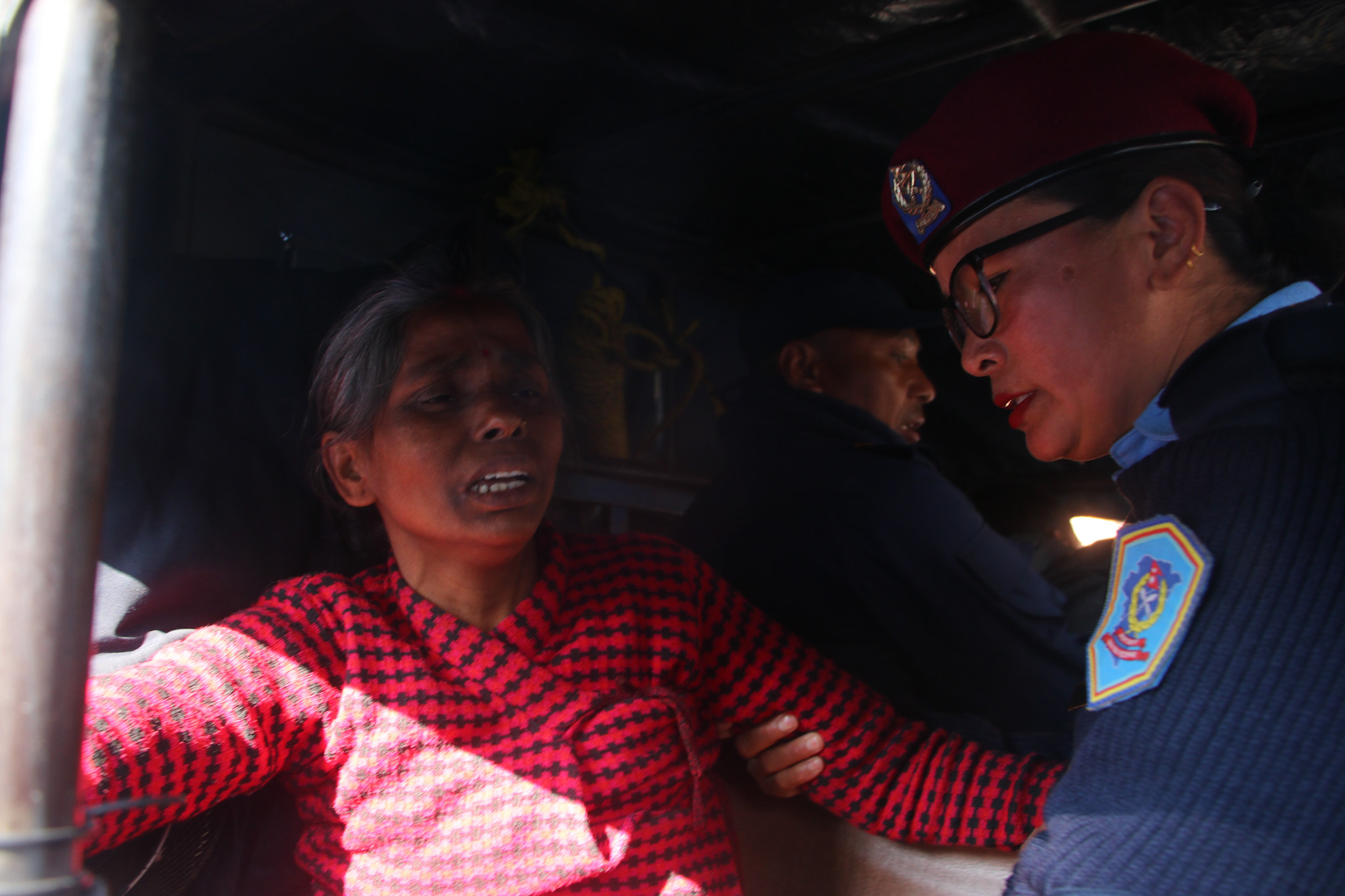 आरती साहका भाइ र आमालाई प्रहरीले सिंहदरबारबाट लियो नियन्त्रणमा (तस्वीरहरू)