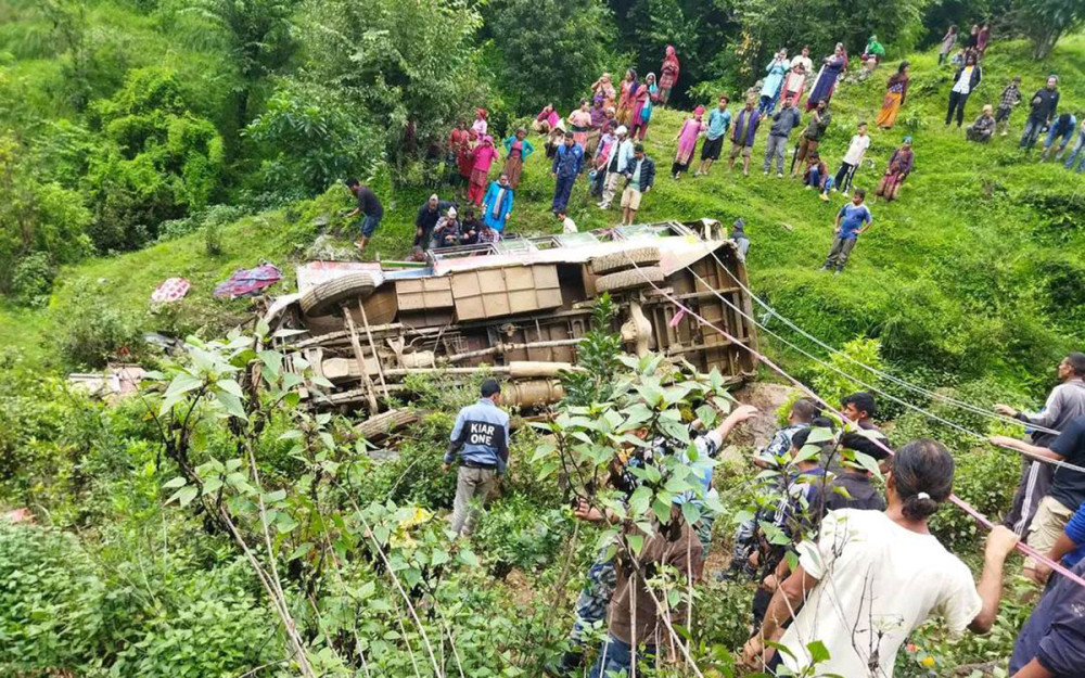 रोल्पामा बस दुर्घटना हुँदा चारको मृत्यु, दुई जनाको अवस्था गम्भीर