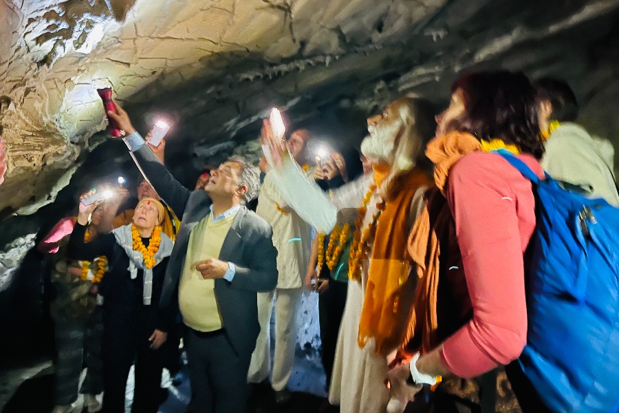 धुर्कोटको ‘विचित्र गुफा’मा विदेशी पर्यटक