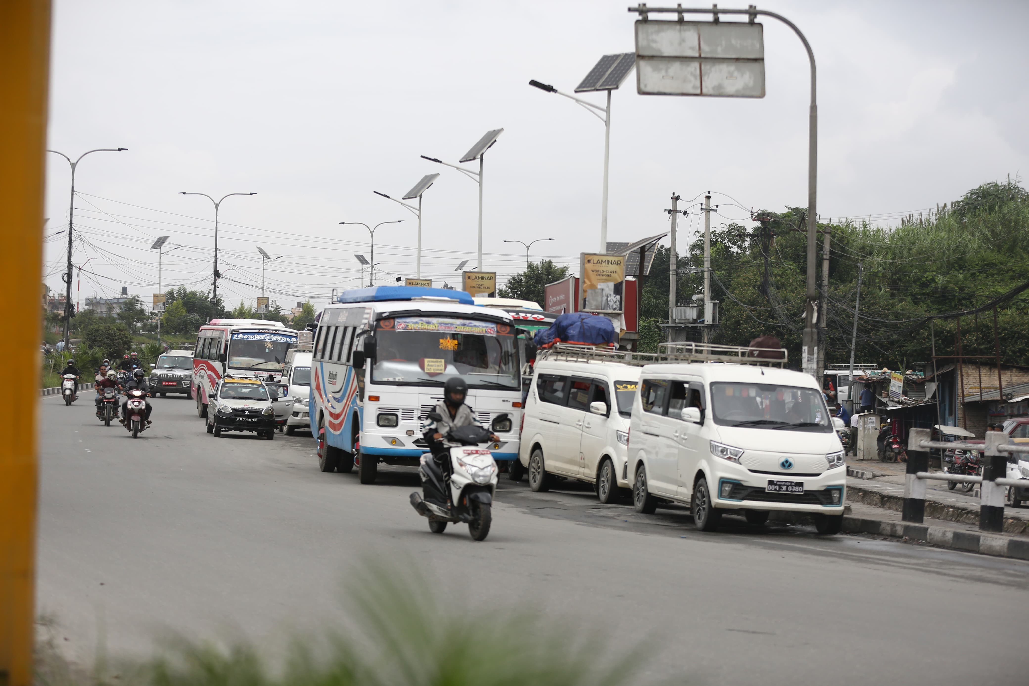 काठमाडौँ उपत्यकामा चल्न थाले सार्वजनिक सवारीसाधन