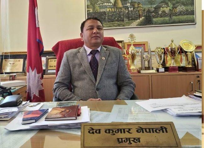 फरार नगरप्रमुखलाई खोज्न ‘रेड नोटिस’ जारी