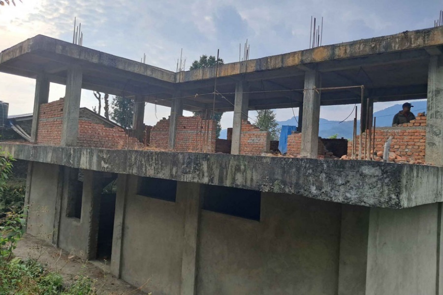 ठेकेदारको लापरबाहीले स्वास्थ्यचौकी भवन अलपत्र