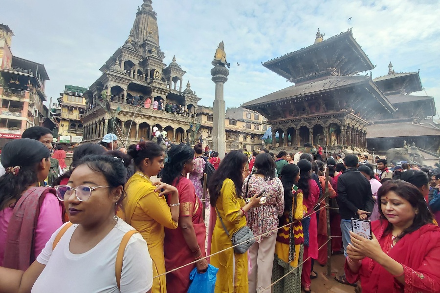 पाटनको कृष्ण मन्दिरमा भक्तजनको घुइँचो