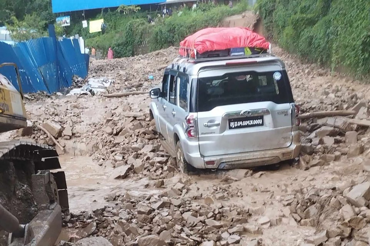 पहिरोले काठमाडौँ–मुग्लिङ सडकखण्ड अवरुद्ध