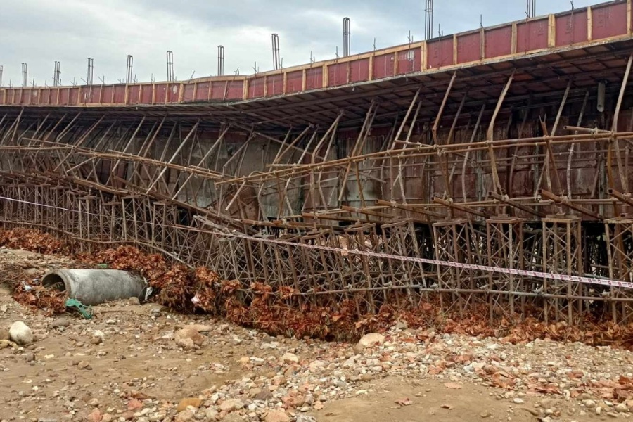 बाढीले निर्माणाधीन  पुल भत्काउँदा २ करोड बराबरको क्षति