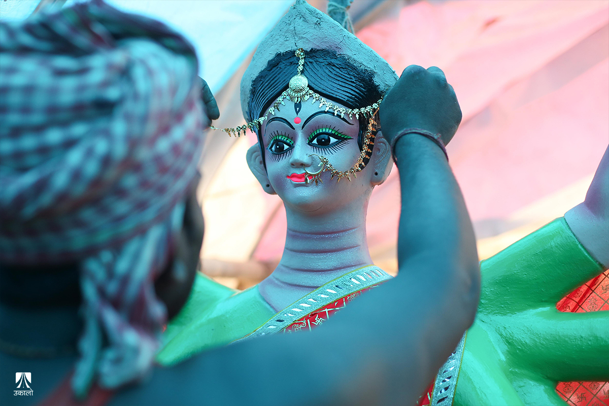 दशैँका लागि मूर्ति बनाउन व्यस्त कालिगड (तस्वीरहरू)