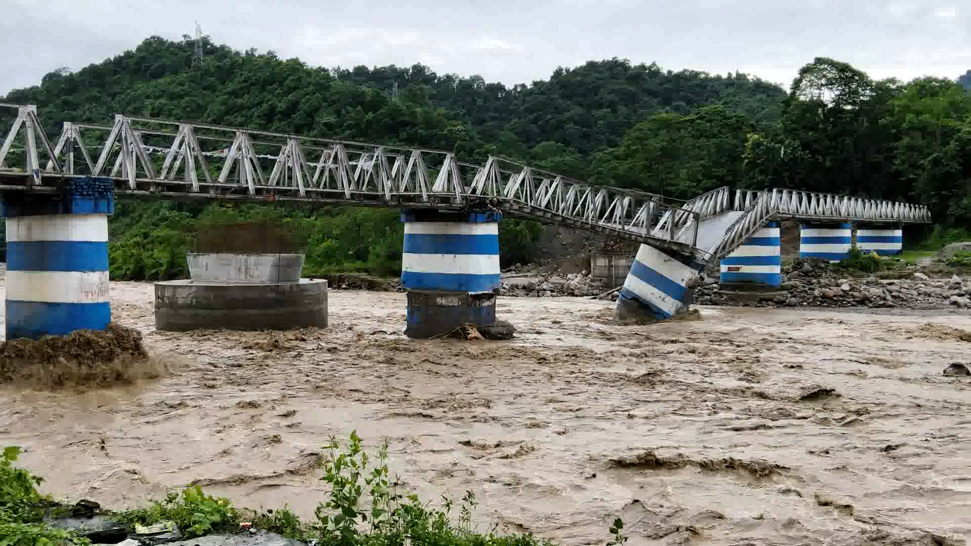 दार्जिलिङमा अविरल वर्षापछि आएको बाढीपहिरोमा परी २३ जनाको मृत्यु