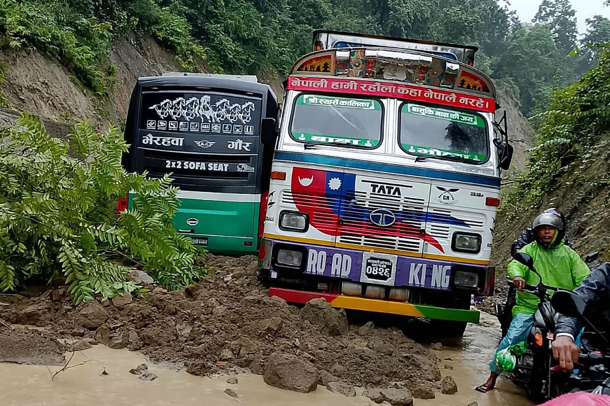 दाउन्ने क्षेत्रमा पहिरो खस्दा बुटवल–नारायणगढ सडक अवरुद्ध