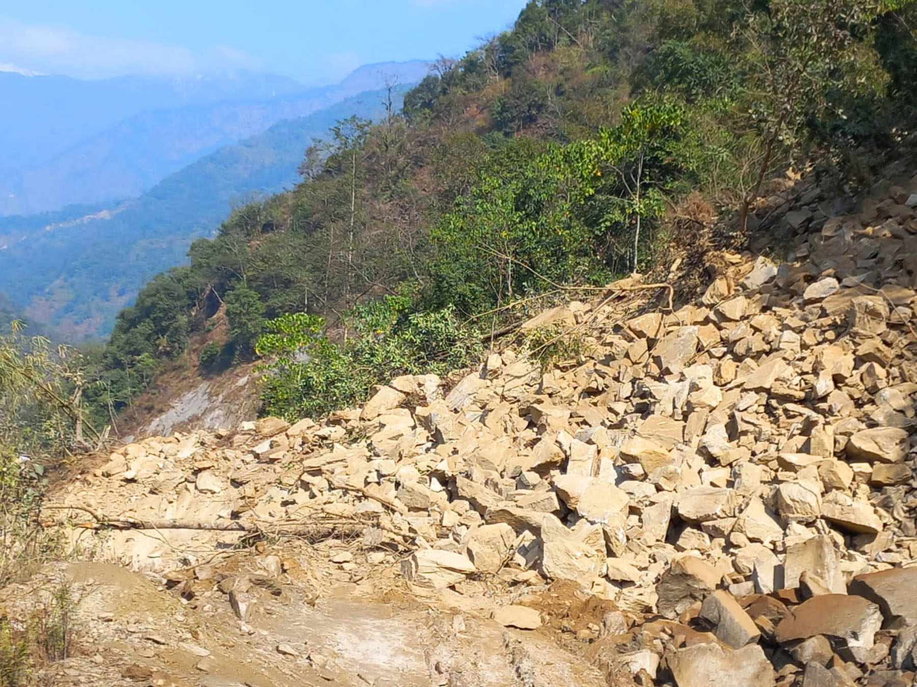 सुक्खा पहिरोले कोशी राजमार्ग अवरुद्ध, १ जना घाइते