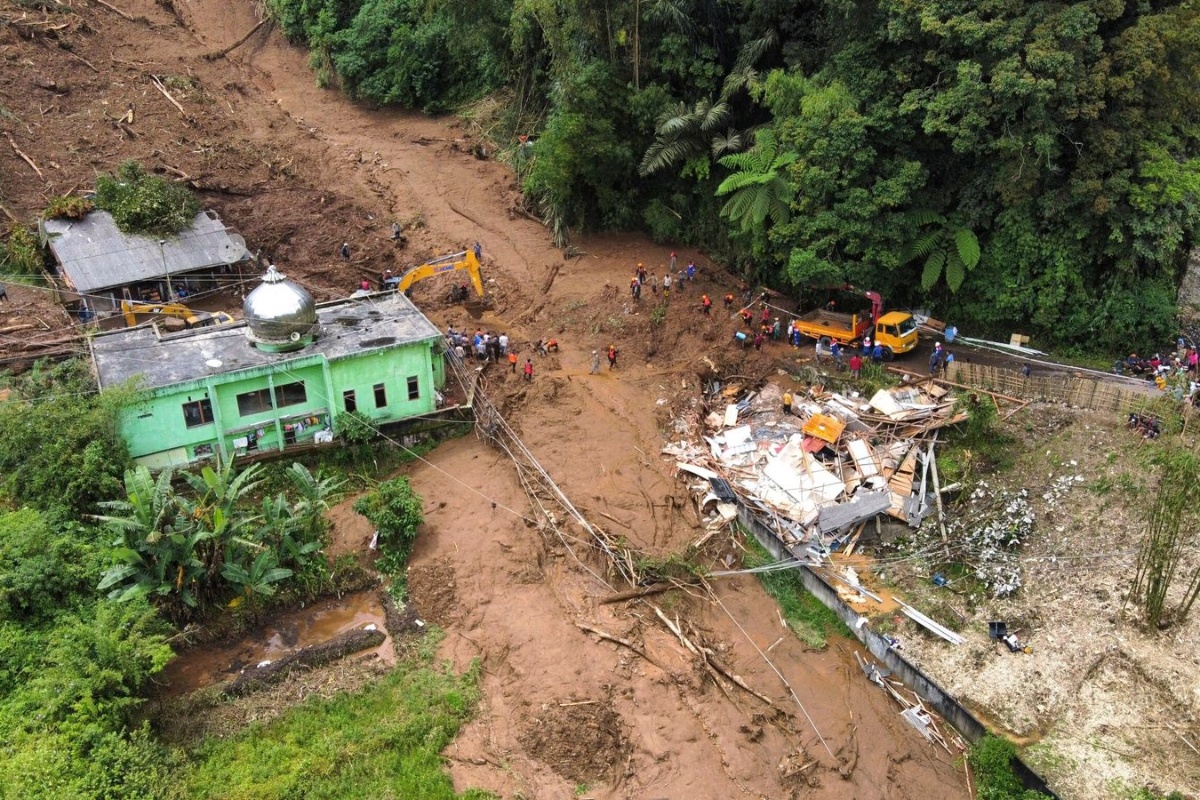 इन्डोनेसियामा भारी वर्षापछि आएको बाढीपहिरोमा परी २७ जनाको मृत्यु