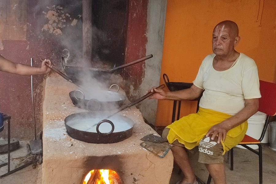 ४४ वर्षदेखि खुवा बेच्दै कृष्णप्रसाद, चुच्चेखोला बन्यो खुवाको ‘हब’