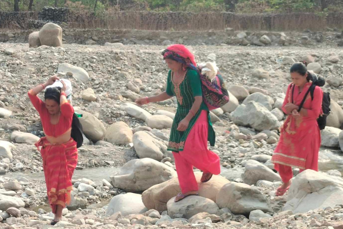 स्थानीय उत्पादन बेच्न ६ घण्टा पैदलयात्रा