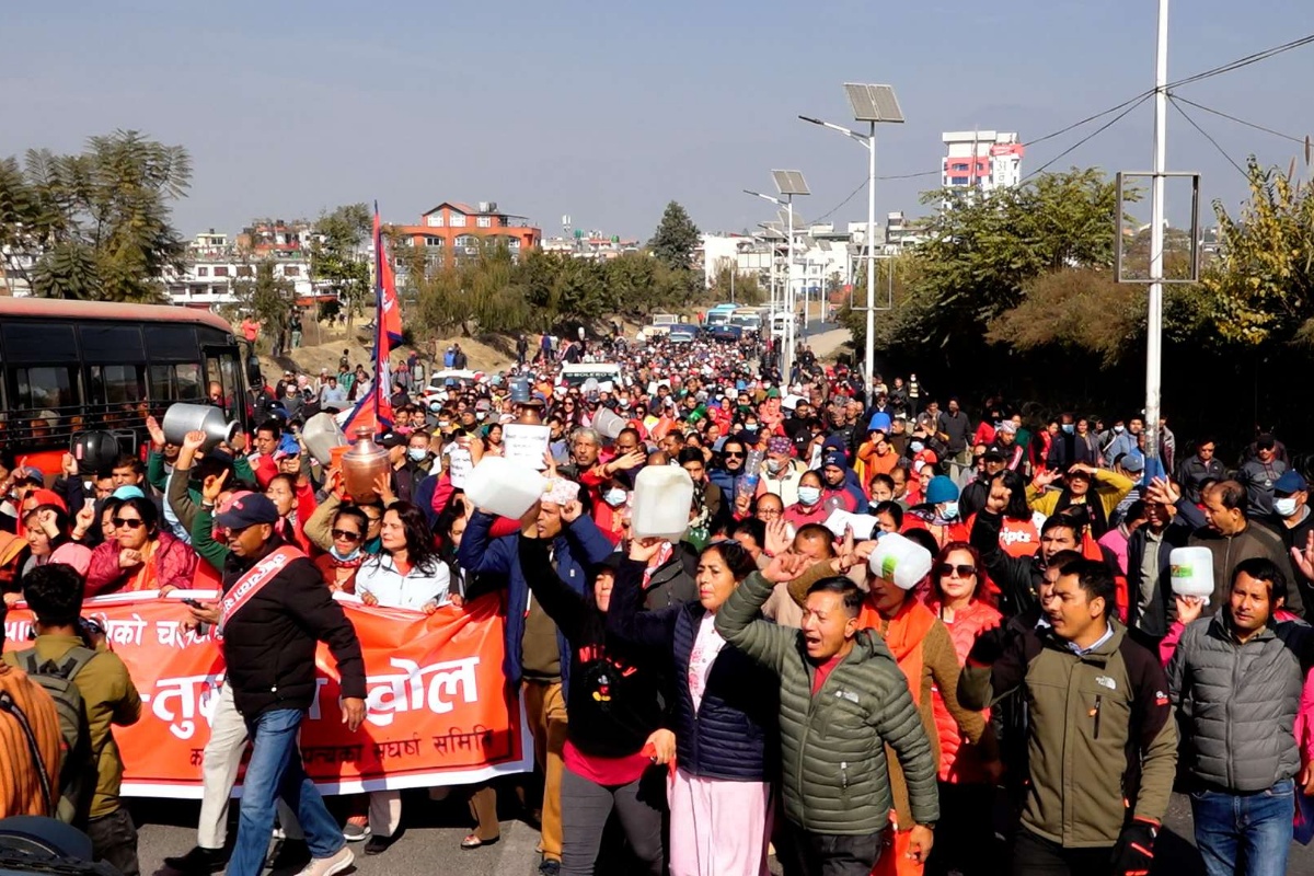 मेलम्चीको पानी छिटो काठमाडौँ ल्याउन माग गर्दै रित्ता भाँडा देखाएर प्रदर्शन 