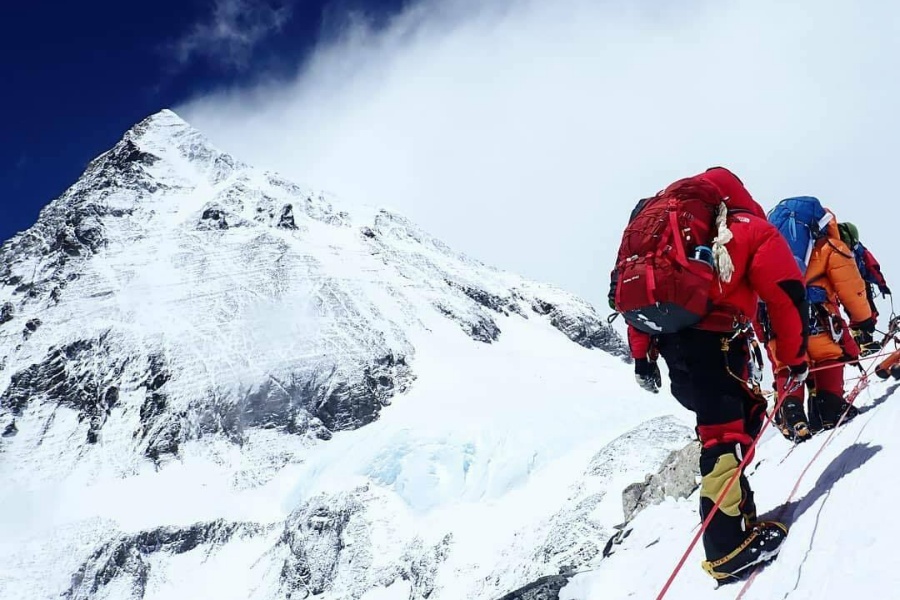 सगरमाथामा हावाहुरी, जापानी र इटालियन आरोही सम्पर्कविहीन 