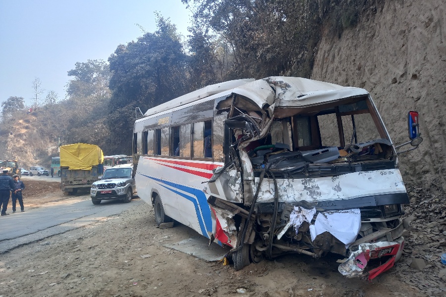 धादिङमा बस र ट्रक ठोक्किँदा २० जना घाइते