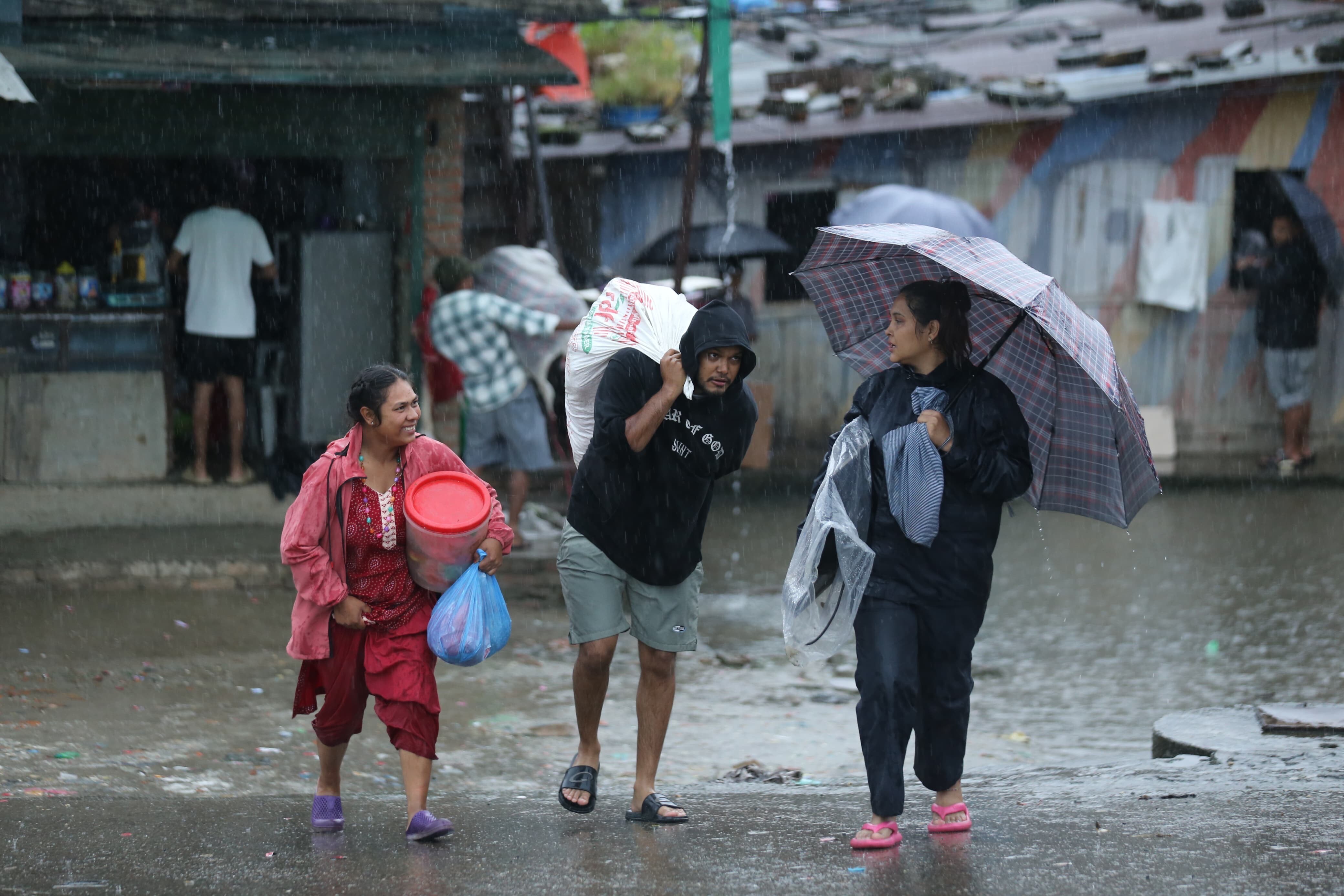 बस्तीबाट निस्किँदै स्थानीय।