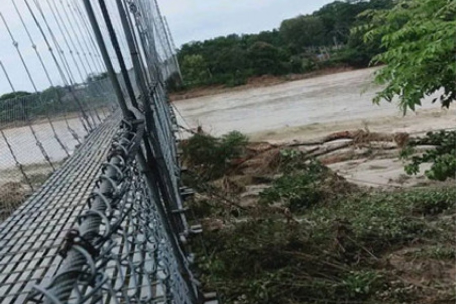 क्षतिग्रस्त पुलमा जोखिमपूर्ण यात्रा