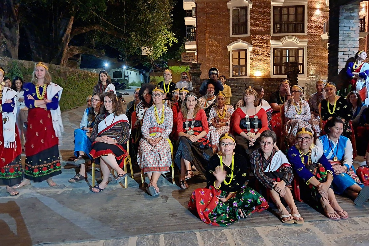 मौलिक पोसाकमा सजिएर कौरामा रमाए विदेशी पर्यटक