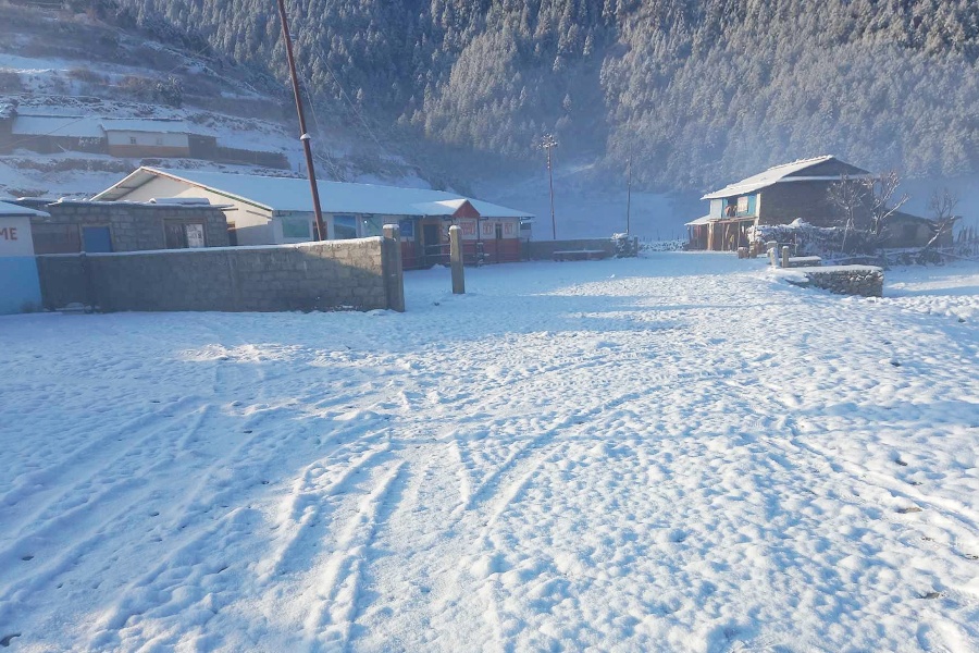 बागलुङको ढोरपाटन क्षेत्रमा भारी हिमपात