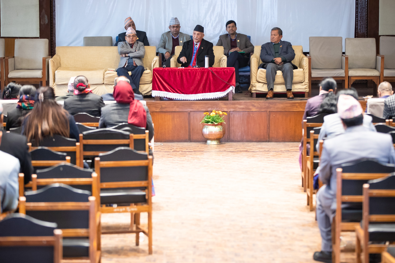 संसद्को रेकर्डबाट ‘शब्द हटाइयोस्’ भन्ने माग नगर्न पार्टीका सांसदलाई ओलीको निर्देशन