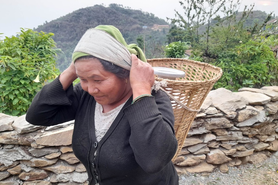 तनहुँको दगाममा खानेपानी अभाव, आधा घण्टा टाढाबाट ओसार्नुपर्ने बाध्यता