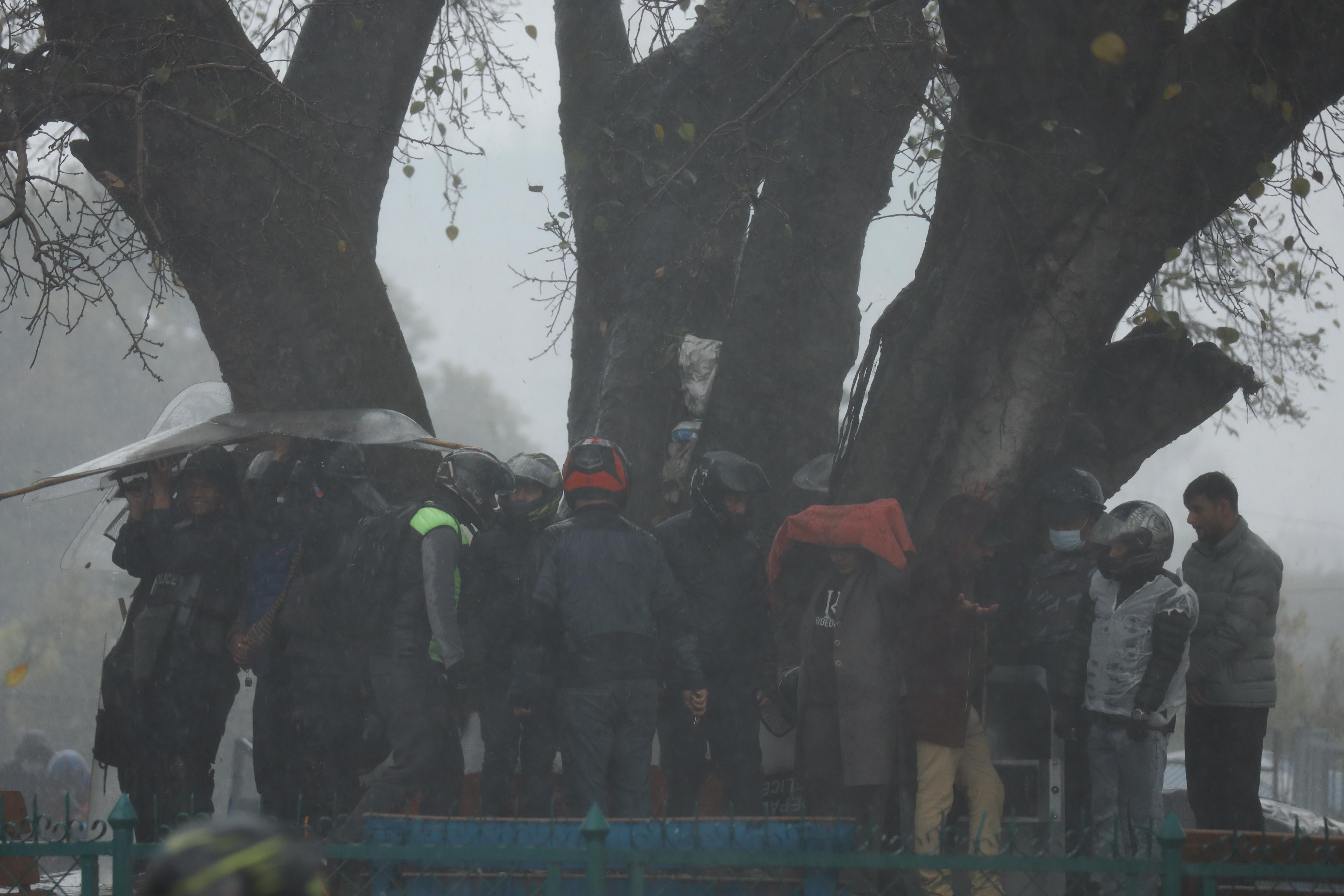 काठमाडौँसहित देशभर वर्षा, सोमबारदेखि मौसममा सुधार हुने
