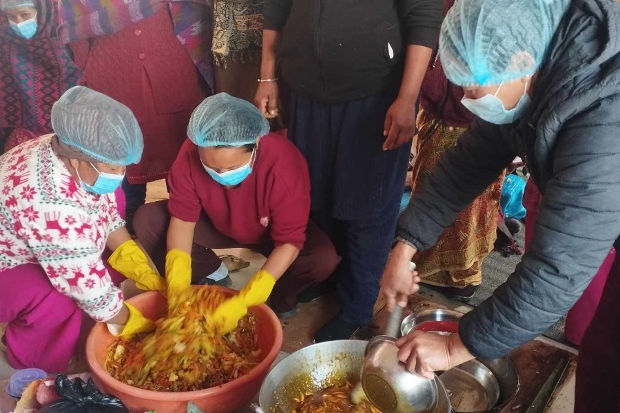 धनकुटाको चौबिसे घुम्ने पर्यटकलाई अचार कोसेली