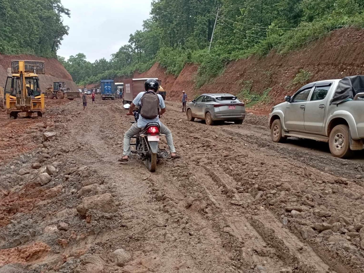 सडक भासिएर अवरुद्ध नारायणगढ–बुटवल सडकखण्ड एकतर्फी सञ्चालन