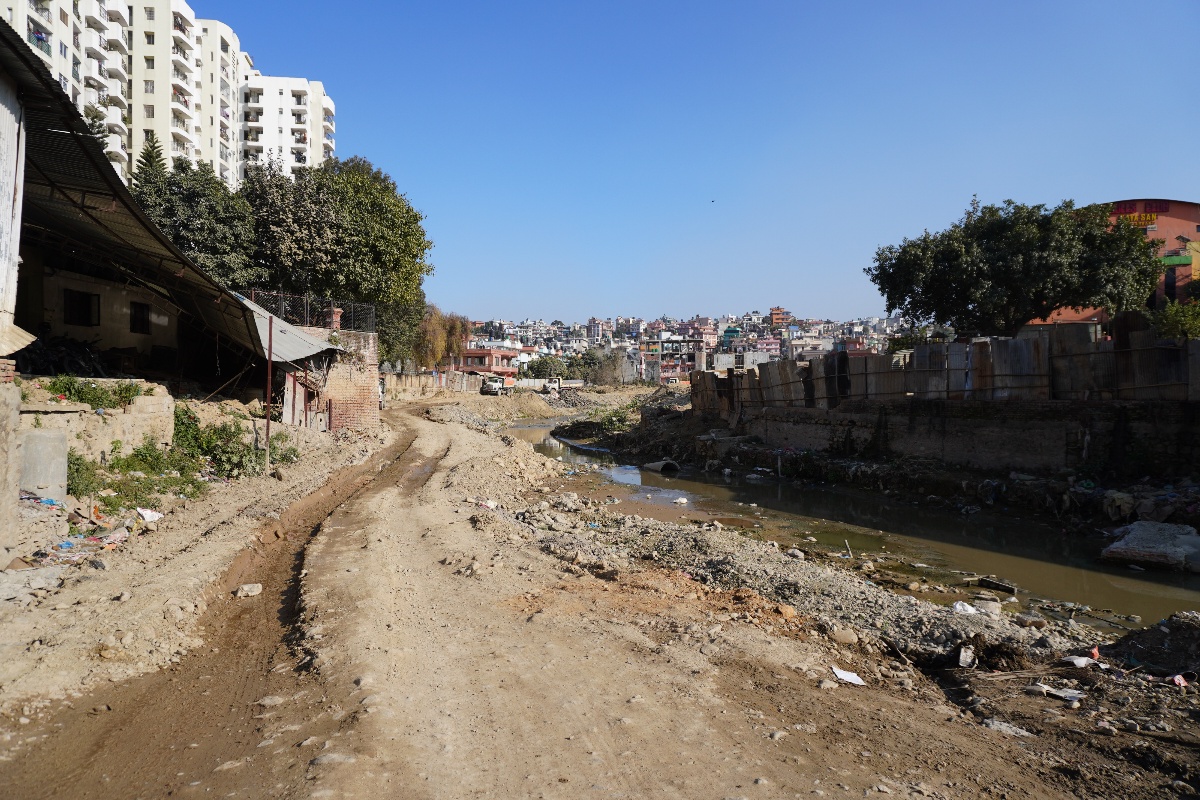 नख्खु करिडोरको धुलो र गन्धले स्थानीय दिक्क