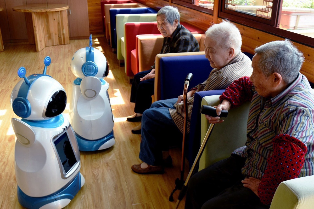 चीनले वृद्धवृद्धाको हेरचाहमा एआईको प्रयोग गर्ने