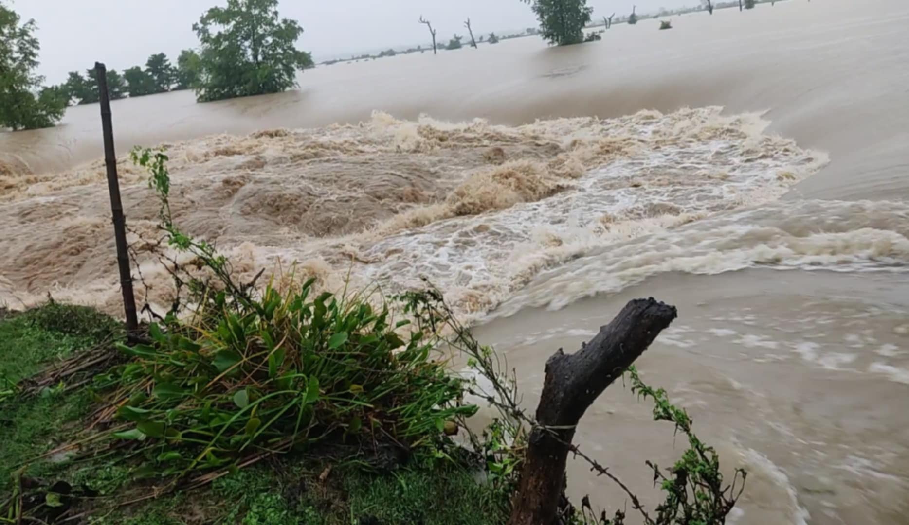 धार परिवर्तन गरी बस्तीमा पस्‍यो चौधर नदी