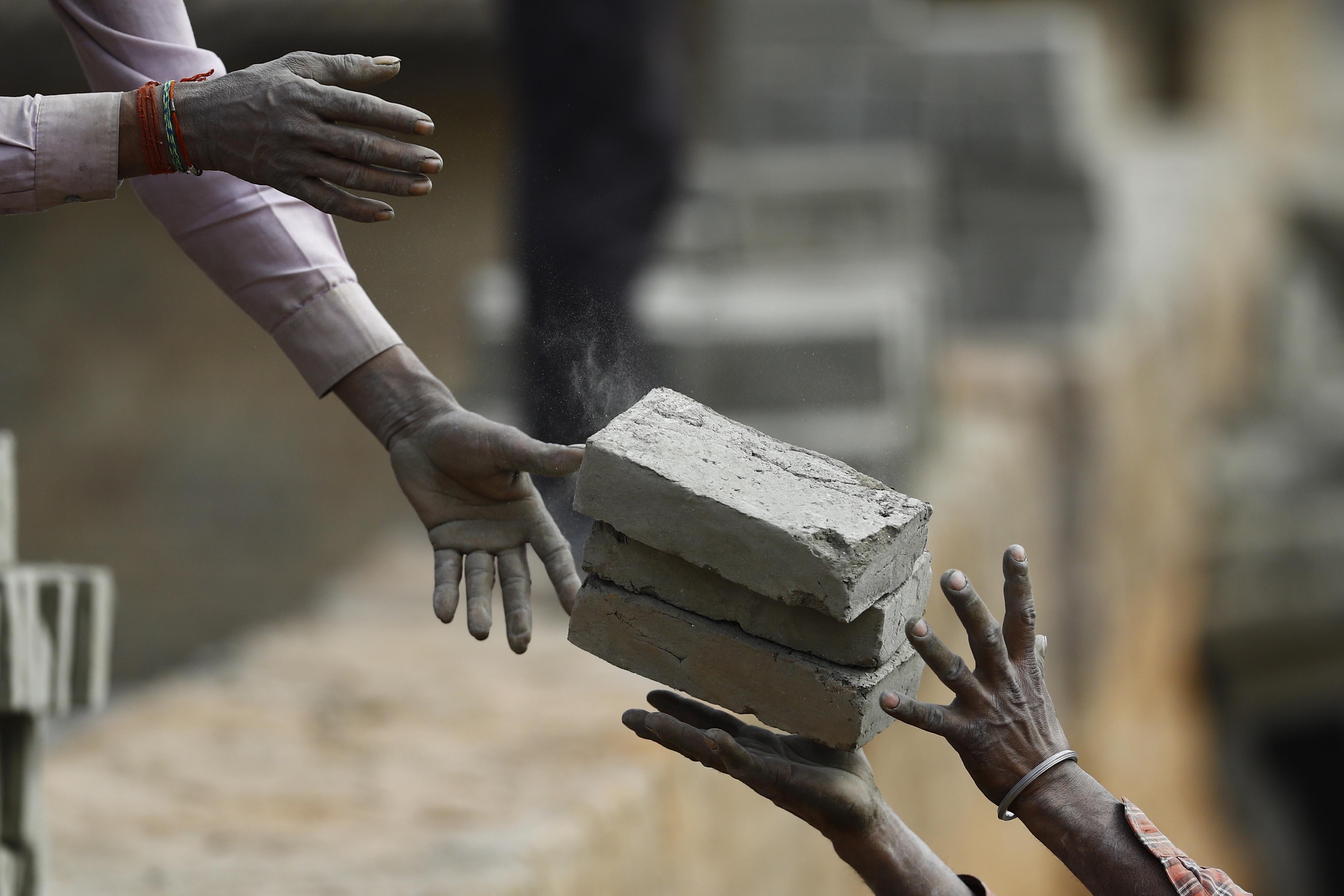 टीकापुरका इँटाभट्टामा काम गर्ने बालबालिकाको पढाइ प्रभावित