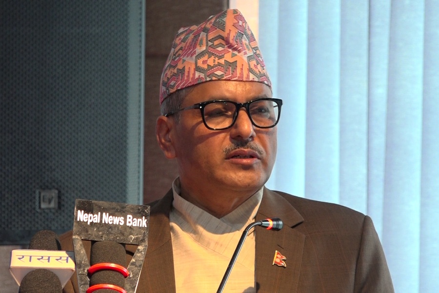 नेपाली बैंकलाई कुनै हालतमा डुब्न दिँदैनौँ : गभर्नर