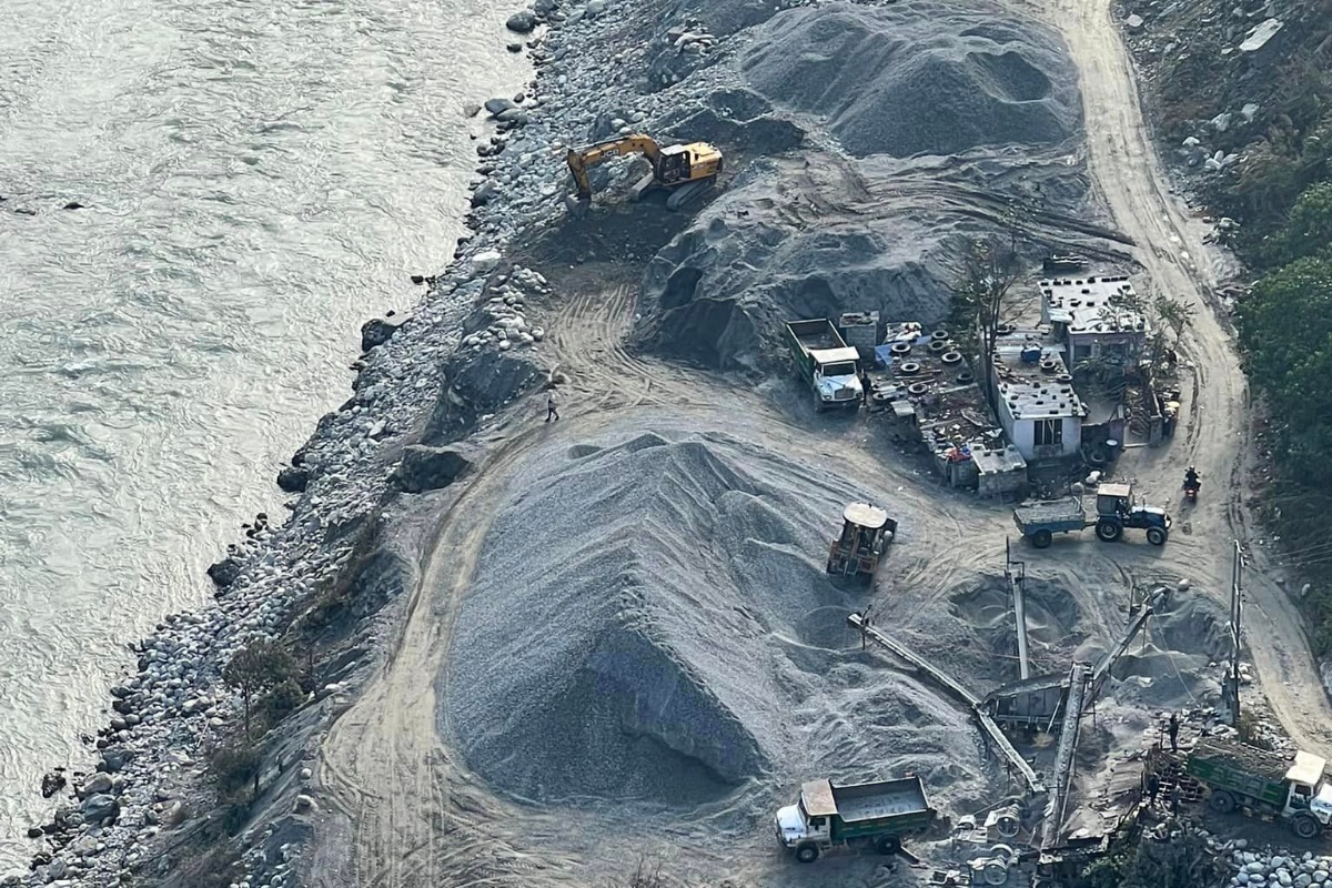 कालीगण्डकीको अवैध दोहन बढ्यो, सडकभरि बालुवाको उरुङ