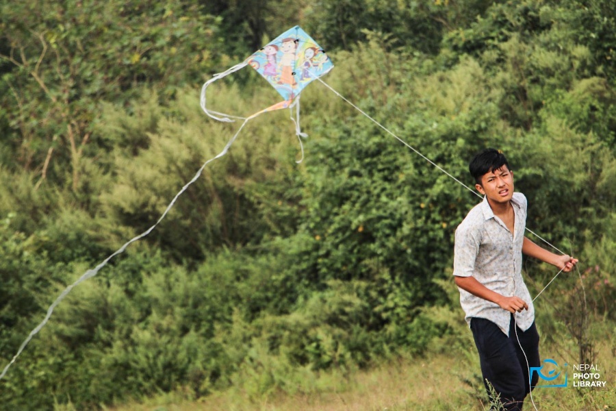 सबैजना मोबाइलमा व्यस्त, हराउँदै चंगा संस्कृति