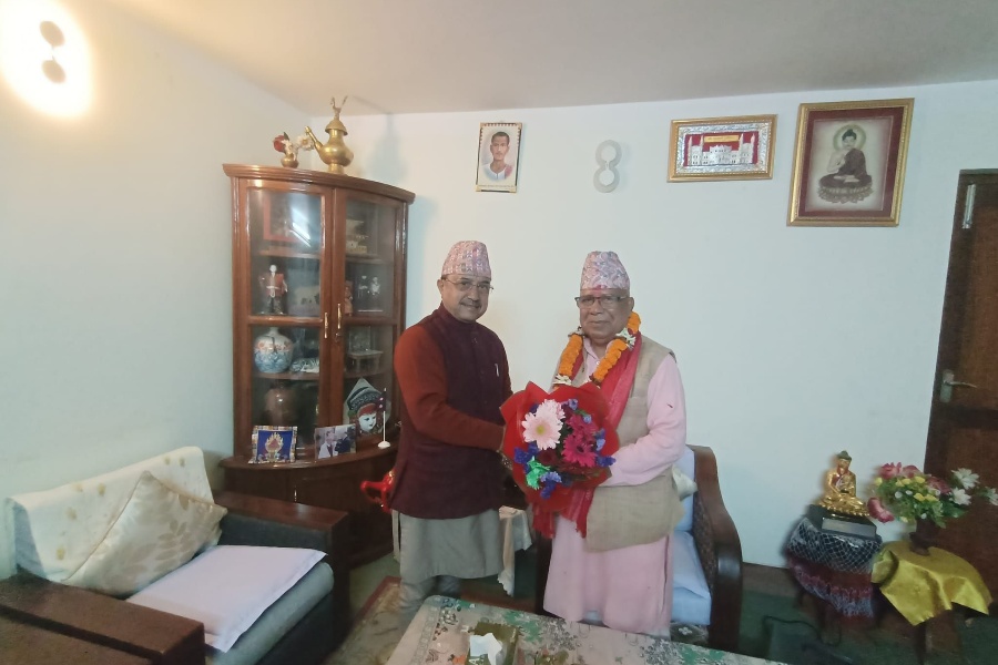 माधव नेपाल र पूर्णबहादुर खड्काबीच भेटवार्ता