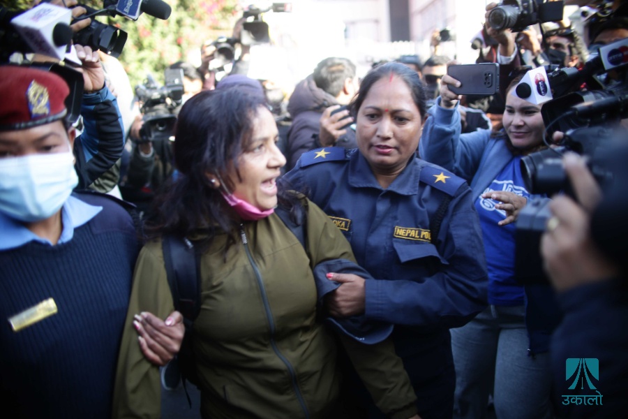 सर्वोच्चमा धर्नारत वकिलमाथि जुत्ता प्रहार गर्ने महिला पक्राउ