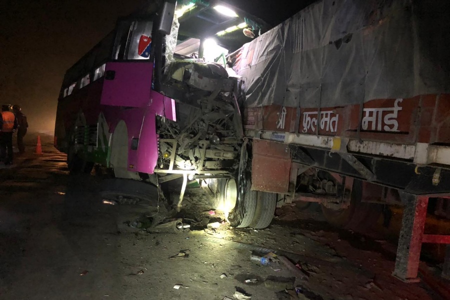 रौतहटबाट काठमाडौँ गइरहेको बस दुर्घटना: २० जना घाइते