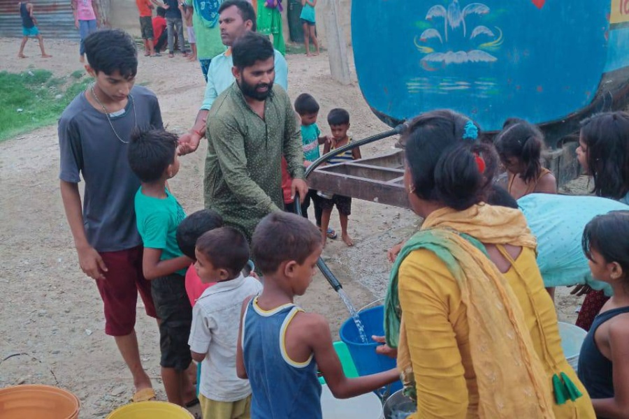 वीरगन्जमा खानेपानीको हाहाकार : टोल–टोलमा ट्यांकरमार्फत पानी बाँडिँदै